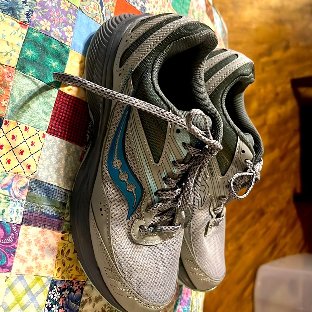 Saucony cohesion grey with iridescent blue accents. Size 7.5 women’s like new